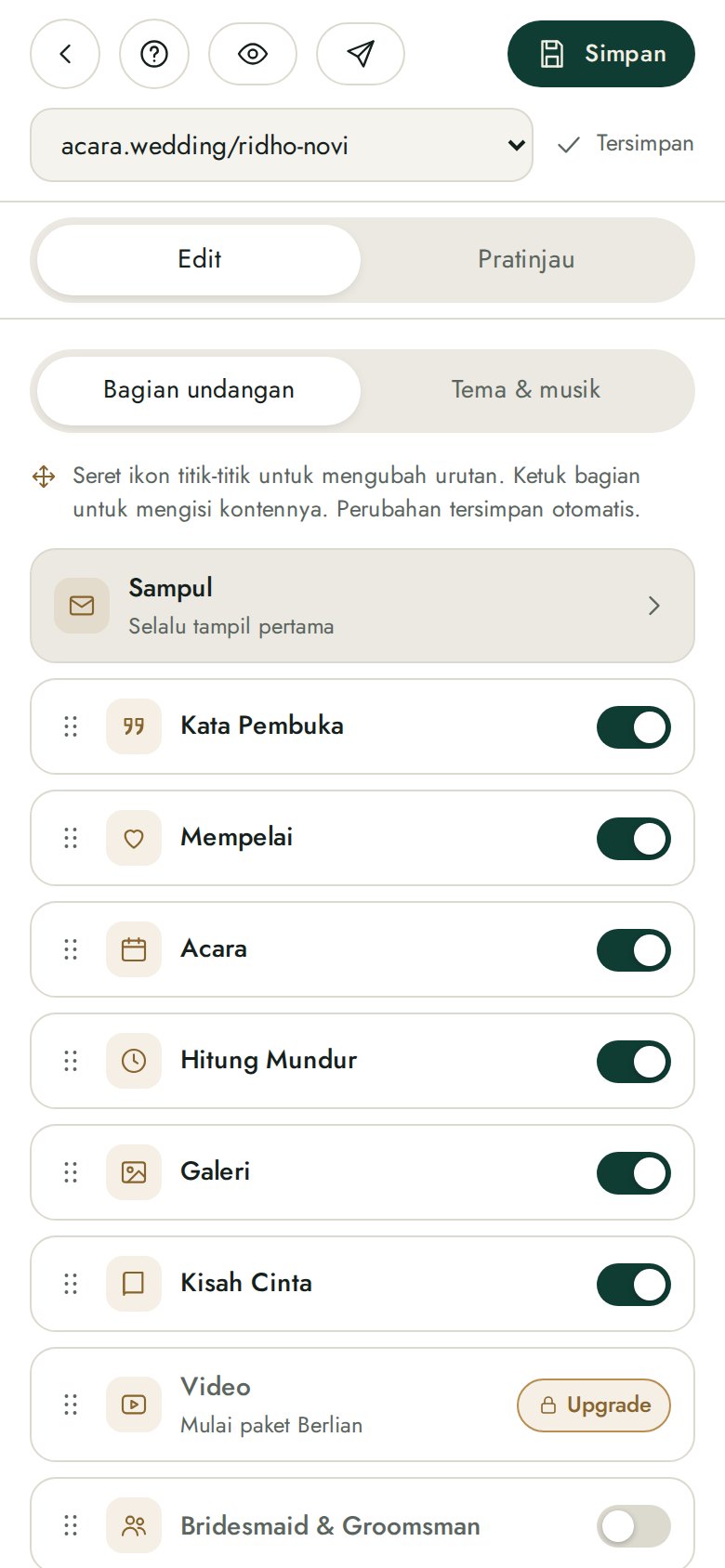 Editor undangan di HP dengan daftar bagian yang bisa diurutkan